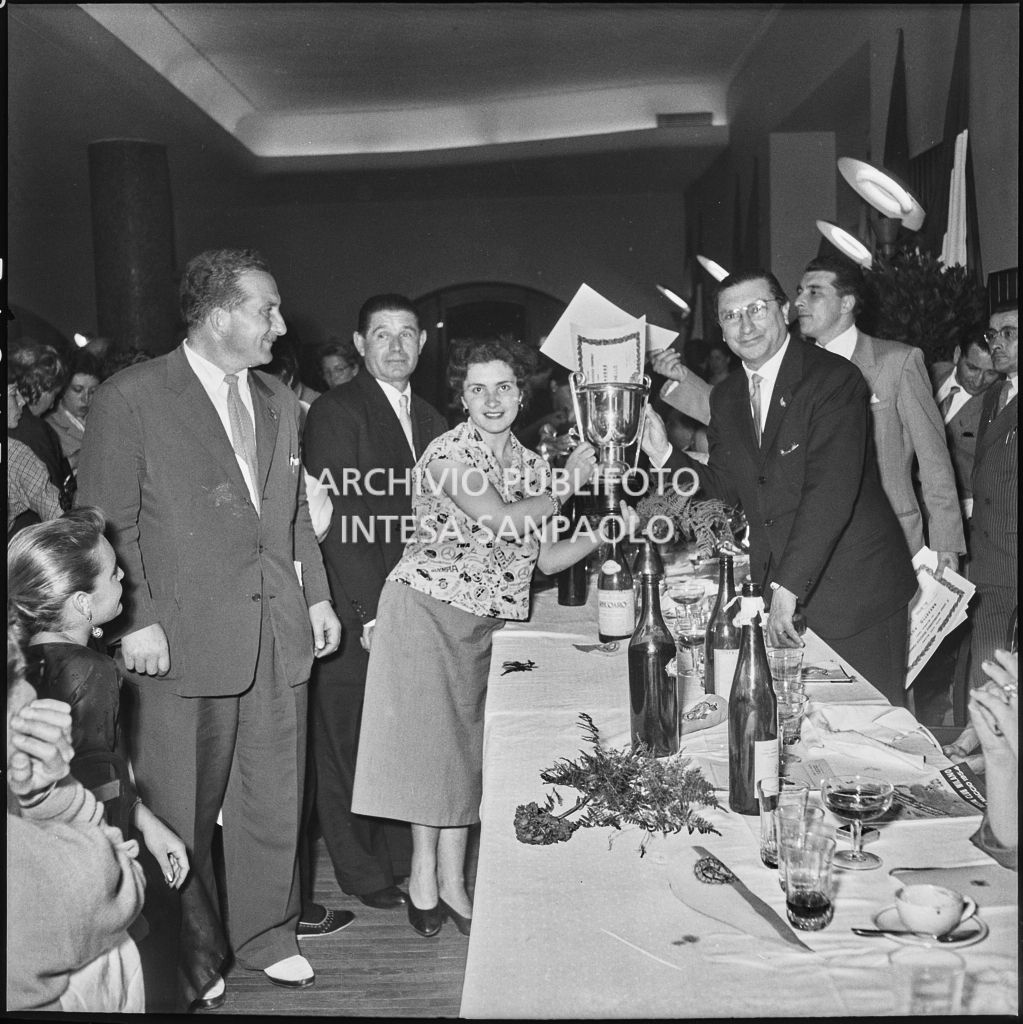 Il presidente del Vespa Club Milano Renato Tassinari consegna il premio ad una delle vincitrici della terza edizione dell'Audax internazionale vespistico femminile durante il banchetto organizzato del Vespa Club Milano<br>215298