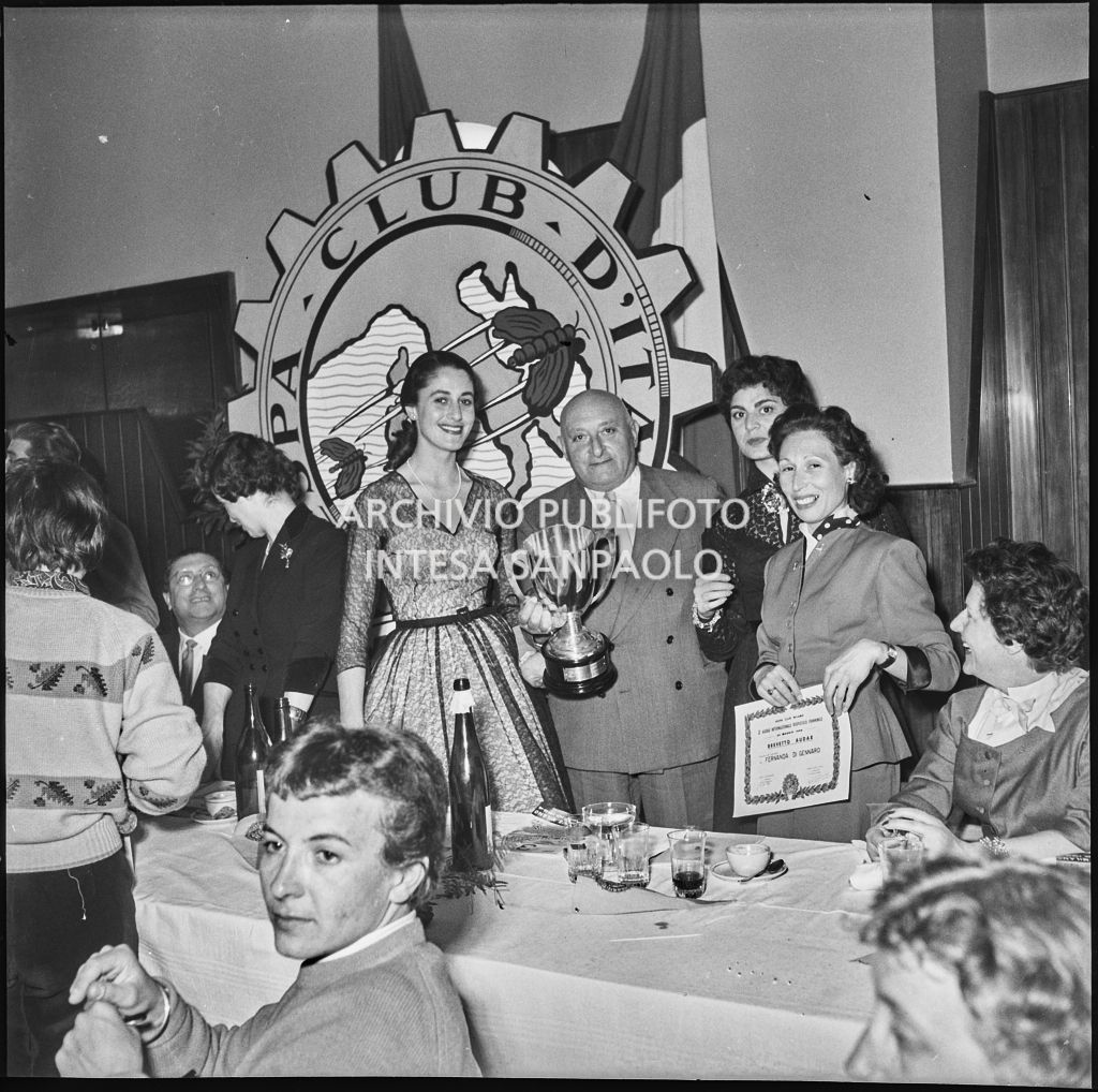 Premiazione delle vincitrici della terza edizione dell'Audax internazionale vespistico femminile durante il banchetto organizzato del Vespa Club Milano<br>215299