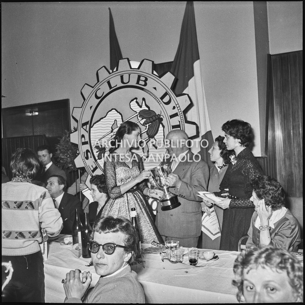 Premiazione delle vincitrici della terza edizione dell'Audax internazionale vespistico femminile durante il banchetto organizzato del Vespa Club Milano<br>215300