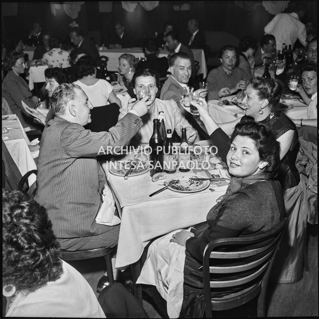 Banchetto organizzato dal Vespa Club Milano per la premiazione della terza edizione dell'Audax internazionale vespistico femminile<br>215302