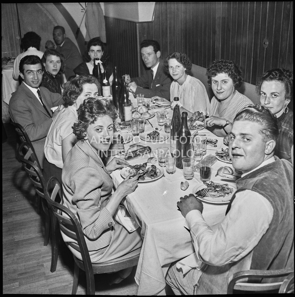 Banchetto organizzato dal Vespa Club Milano per la premiazione della terza edizione dell'Audax internazionale vespistico femminile<br>215303