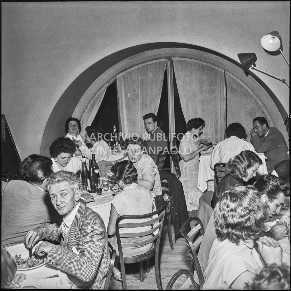 Banchetto organizzato dal Vespa Club Milano per la premiazione della terza edizione dell'Audax internazionale vespistico femminile<br>215304