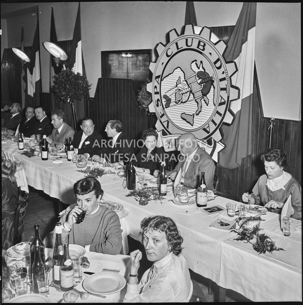 Banchetto organizzato dal Vespa Club Milano per la premiazione della terza edizione dell'Audax internazionale vespistico femminile<br>215305