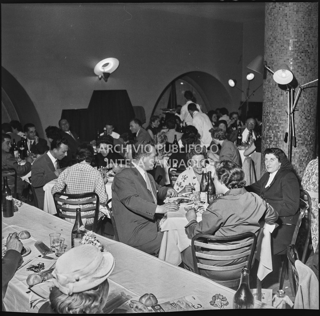 Banchetto organizzato dal Vespa Club Milano per la premiazione della terza edizione dell'Audax internazionale vespistico femminile<br>215306