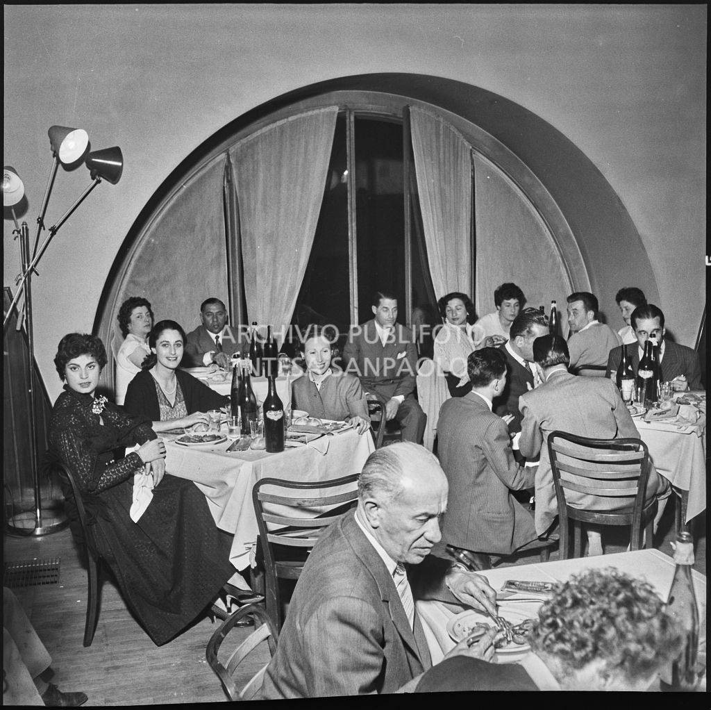 Banchetto organizzato dal Vespa Club Milano per la premiazione della terza edizione dell'Audax internazionale vespistico femminile<br>215307