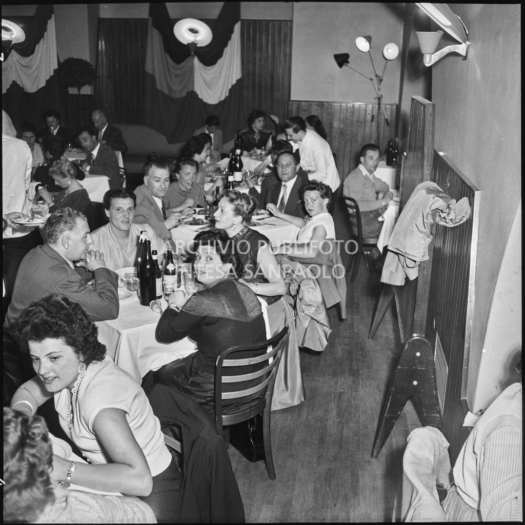 Banchetto organizzato dal Vespa Club Milano per la premiazione della terza edizione dell'Audax internazionale vespistico femminile<br>215308