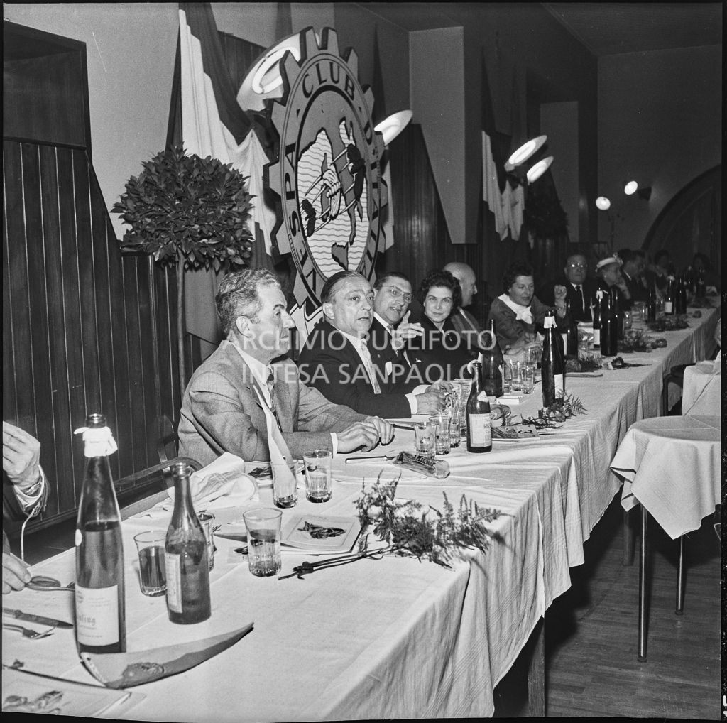 Il presidente dal Vespa Club Milano Renato Tassinari indica la il fotografo durante il banchetto per la premiazione della terza edizione dell'Audax internazionale vespistico femminile<br>215309