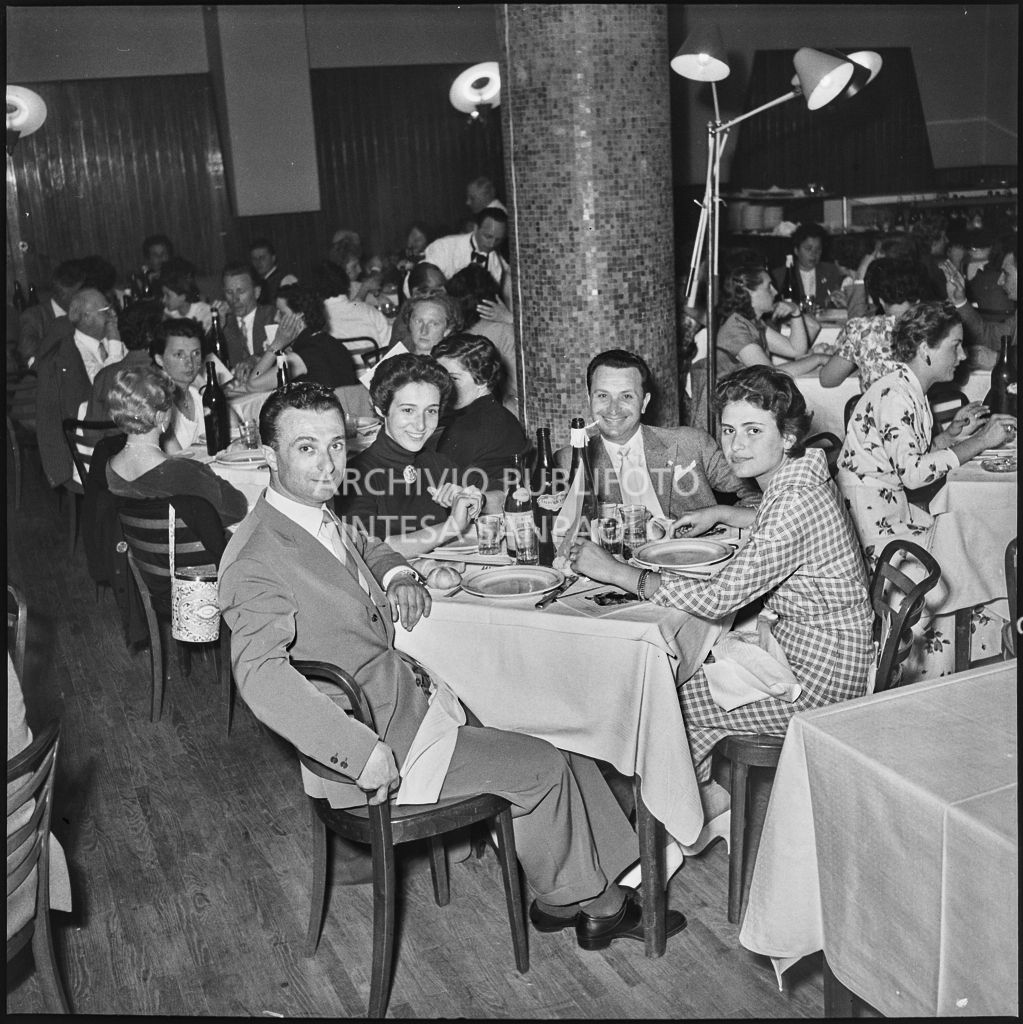 Banchetto organizzato dal Vespa Club Milano per la premiazione della terza edizione dell'Audax internazionale vespistico femminile<br>215310