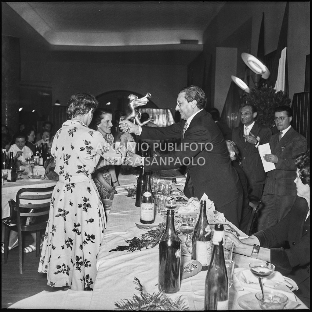 Il presidente del Vespa Club Milano Renato Tassinari consegna il premio ad una delle vincitrici della terza edizione dell'Audax internazionale vespistico femminile durante il banchetto organizzato del Vespa Club Milano<br>215311