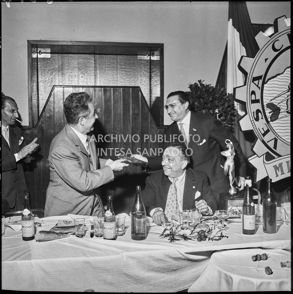 Il presidente del Vespa Club Milano Renato Tassinari consegna un premio ad un uomo durante il banchetto organizzato per la premiazione della terza edizione dell'Audax internazionale vespistico femminile<br>215314