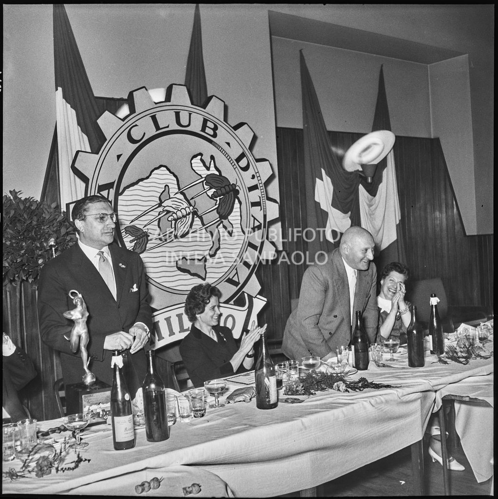 Il presidente del Vespa Club Milano Renato Tassinari (primo da destra) durante il banchetto organizzato per la premiazione della terza edizione dell'Audax internazionale vespistico femminile<br>215315