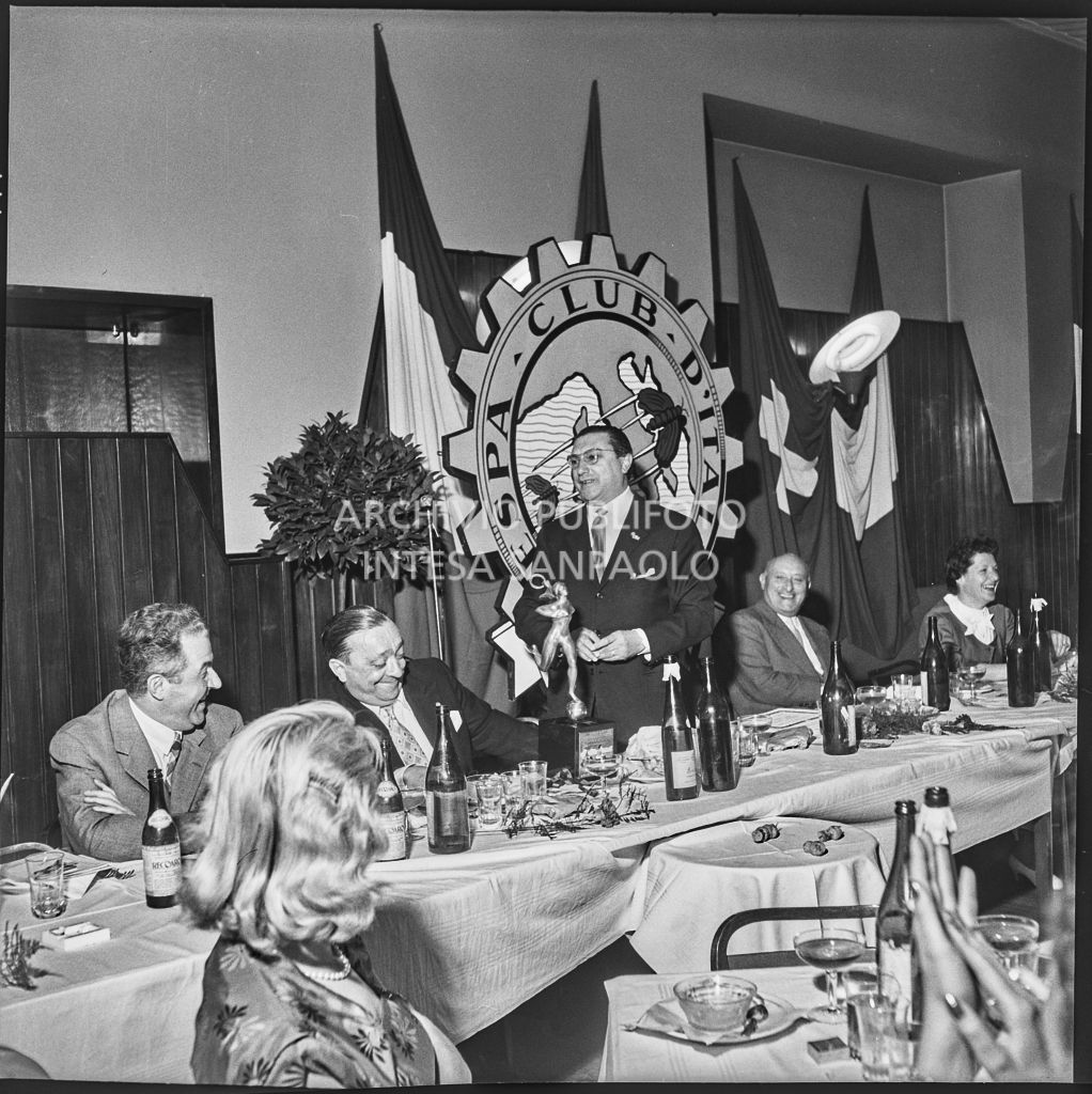 Il presidente del Vespa Club Milano Renato Tassinari pronuncia un discorso durante il banchetto organizzato per la premiazione della terza edizione dell'Audax internazionale vespistico femminile<br>215316