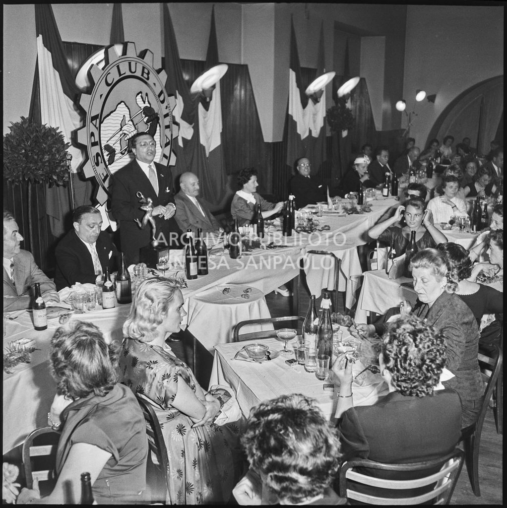 Il presidente del Vespa Club Milano Renato Tassinari pronuncia un discorso durante il banchetto organizzato per la premiazione della terza edizione dell'Audax internazionale vespistico femminile<br>215317