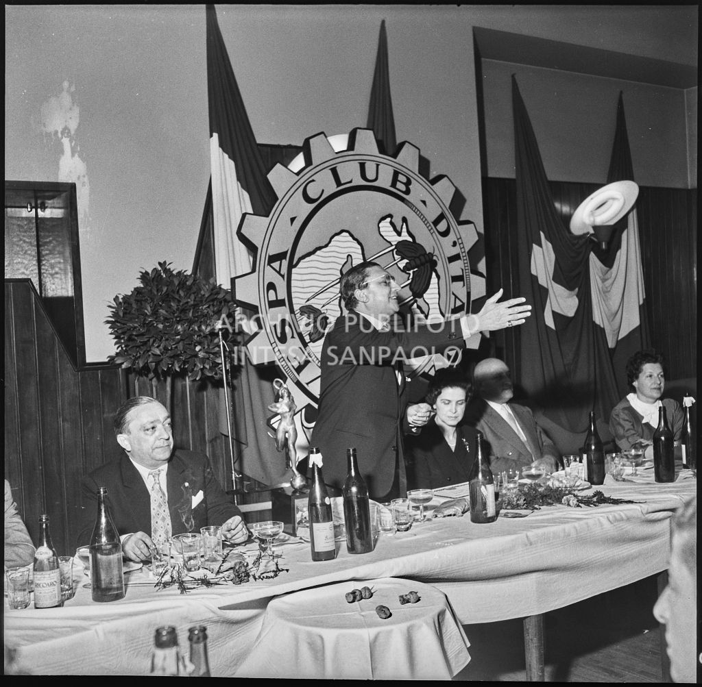 Il presidente del Vespa Club Milano Renato Tassinari pronuncia un discorso durante il banchetto organizzato per la premiazione della terza edizione dell'Audax internazionale vespistico femminile<br>215318