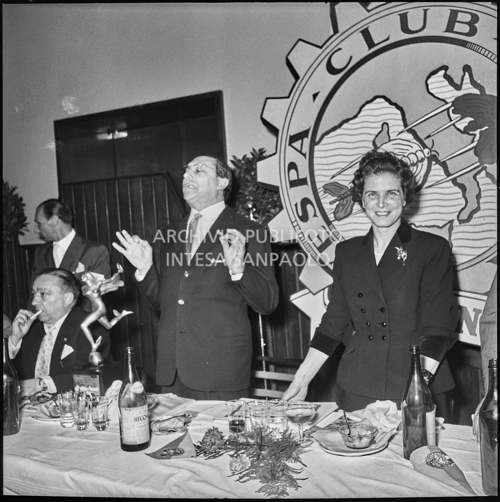 Il presidente del Vespa Club Milano Renato Tassinari pronuncia un discorso durante il banchetto organizzato per la premiazione della terza edizione dell'Audax internazionale vespistico femminile<br>215319