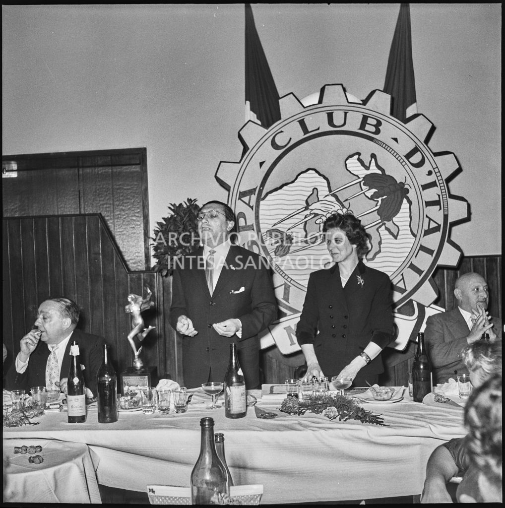 Il presidente del Vespa Club Milano Renato Tassinari pronuncia un discorso durante il banchetto organizzato per la premiazione della terza edizione dell'Audax internazionale vespistico femminile<br>215320