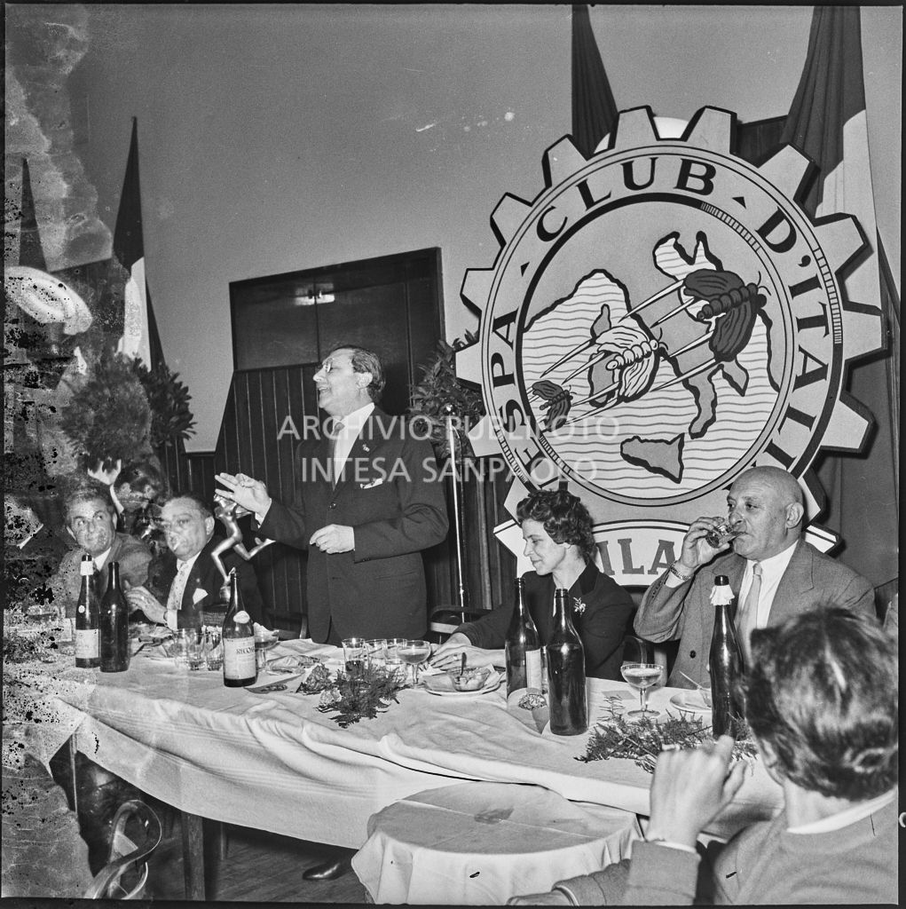 Il presidente del Vespa Club Milano Renato Tassinari pronuncia un discorso durante il banchetto organizzato per la premiazione della terza edizione dell'Audax internazionale vespistico femminile<br>215322