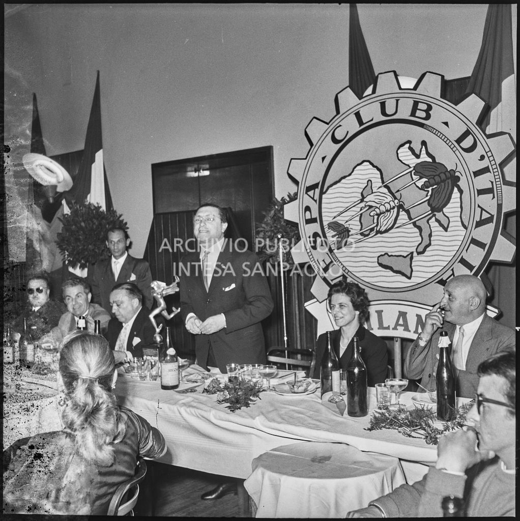 Il presidente del Vespa Club Milano Renato Tassinari pronuncia un discorso durante il banchetto organizzato per la premiazione della terza edizione dell'Audax internazionale vespistico femminile<br>215323