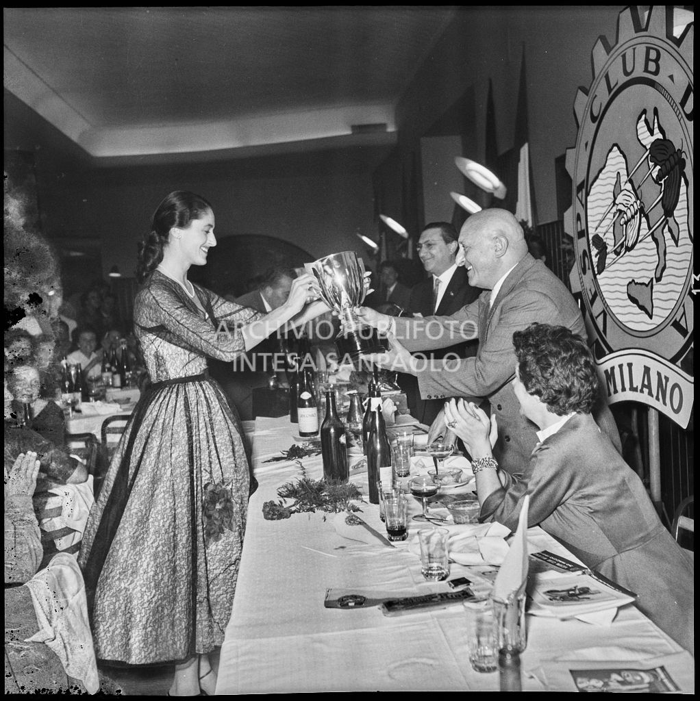 Un uomo consegna il premio ad una delle vincitrici della terza edizione dell'Audax internazionale vespistico femminile durante il banchetto organizzato del Vespa Club Milano<br>215326