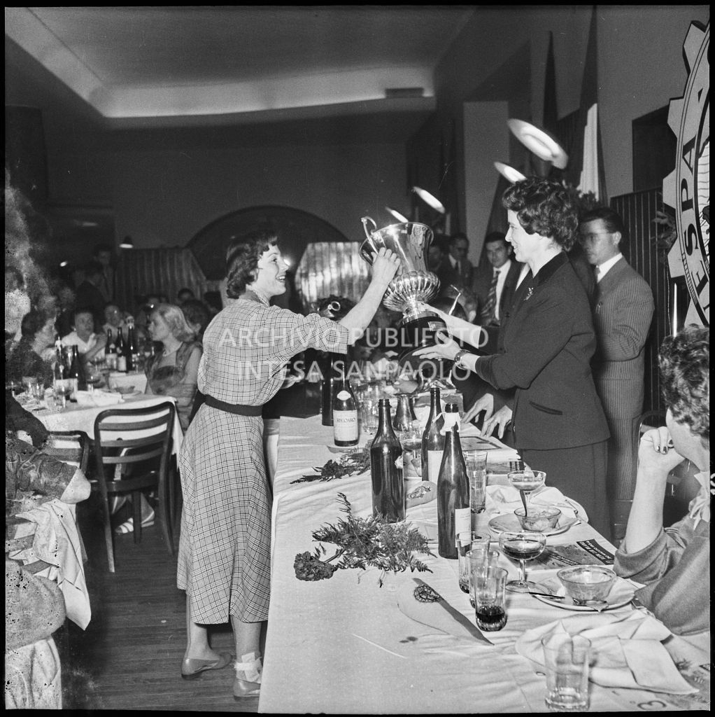 Una donna consegna il premio ad una delle vincitrici della terza edizione dell'Audax internazionale vespistico femminile durante il banchetto organizzato del Vespa Club Milano<br>215328