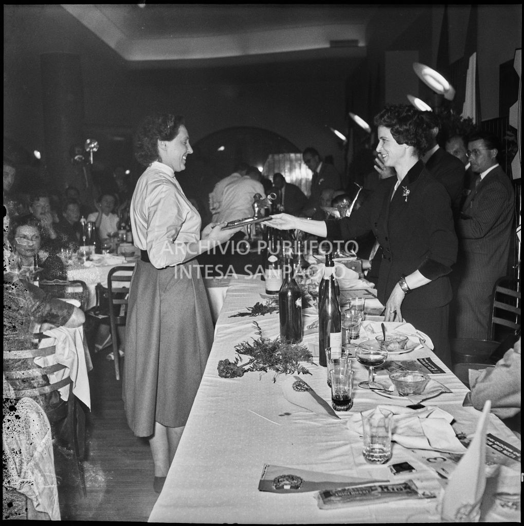 Una donna consegna un premio ad una delle partecipanti alla terza edizione dell'Audax internazionale vespistico femminile durante il banchetto organizzato del Vespa Club Milano<br>215340