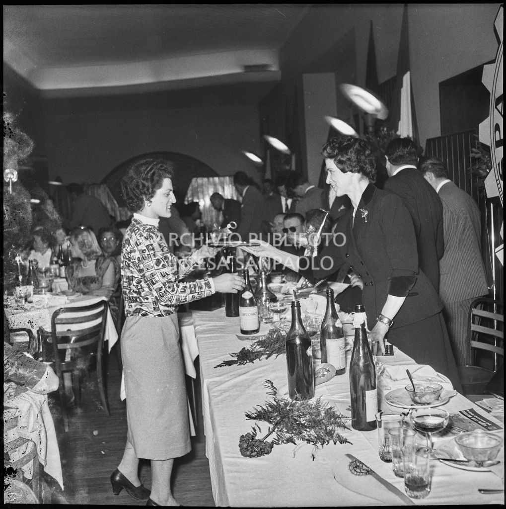 Una donna consegna un premio ad una delle partecipanti alla terza edizione dell'Audax internazionale vespistico femminile durante il banchetto organizzato del Vespa Club Milano<br>215341