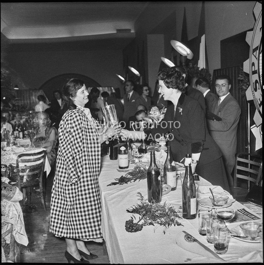 Una donna consegna un premio ad una delle vincitrici della terza edizione dell'Audax internazionale vespistico femminile durante il banchetto organizzato del Vespa Club Milano<br>215343