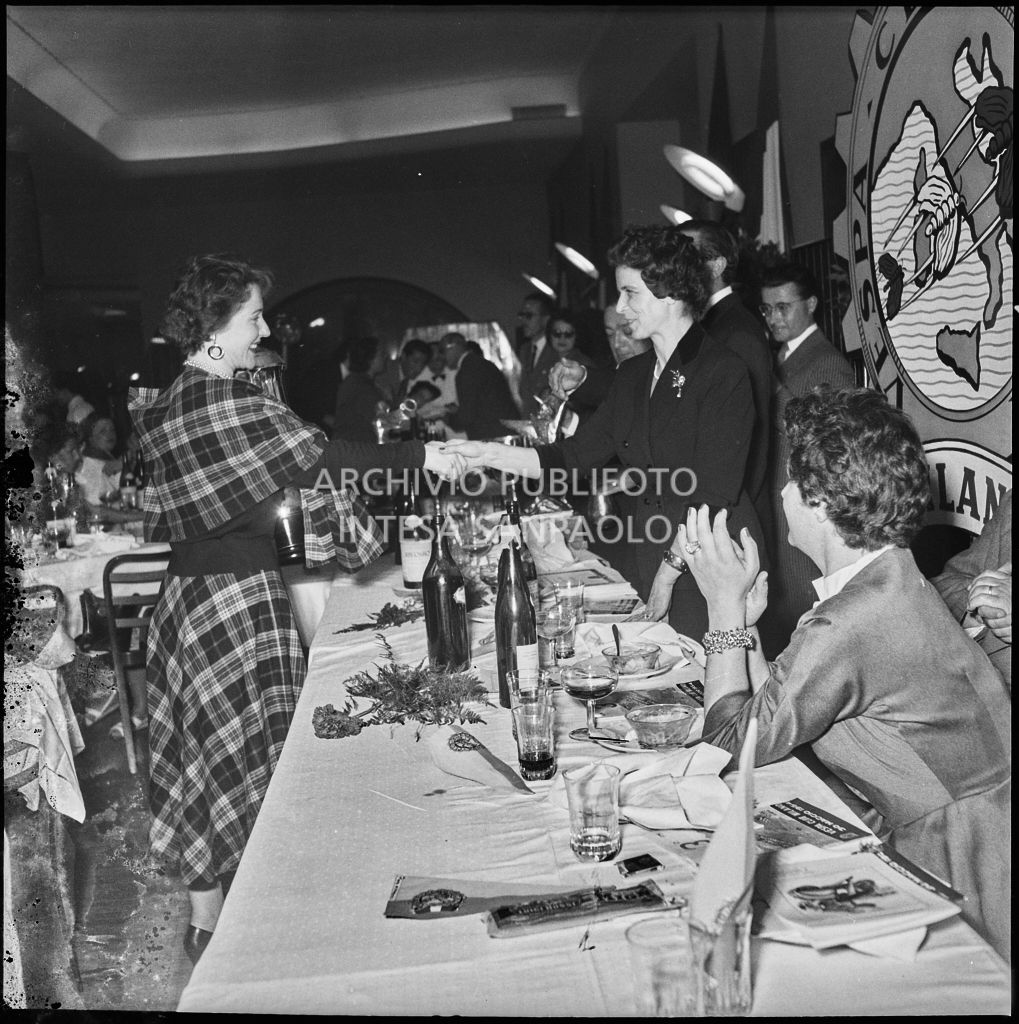 Una donna consegna un premio ad una delle vincitrici della terza edizione dell'Audax internazionale vespistico femminile durante il banchetto organizzato del Vespa Club Milano<br>215345
