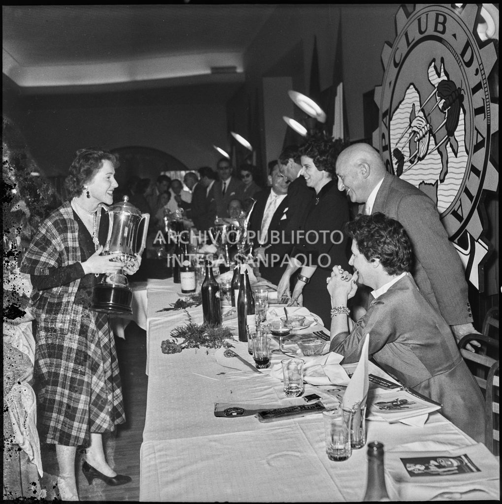 Una delle vincitrici della terza edizione dell'Audax internazionale vespistico femminile riceve un premio durante il banchetto organizzato del Vespa Club Milano<br>215346