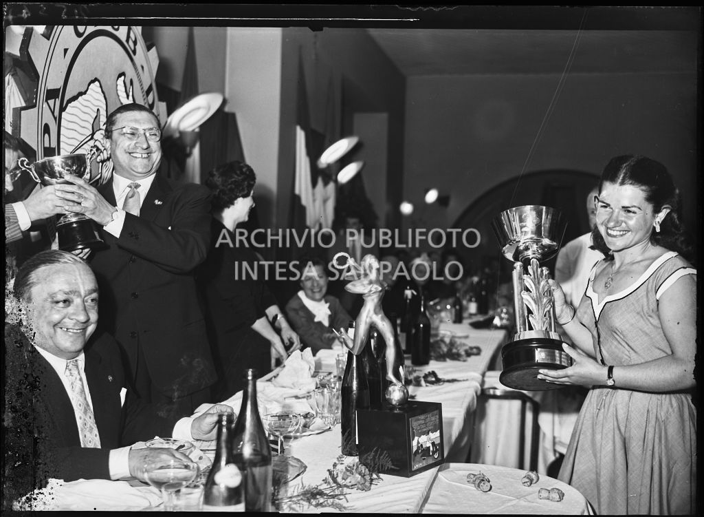 Il presidente del Vespa Club Milano Renato Tassinari consegna i premi alle vincitrici della terza edizione dell'Audax internazionale vespistico femminile durante il banchetto organizzato del Vespa Club Milano<br>215347