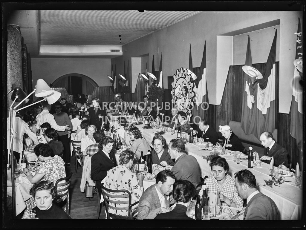 Banchetto organizzato dal Vespa Club Milano per la premiazione della terza edizione dell'Audax internazionale vespistico femminile<br>215349