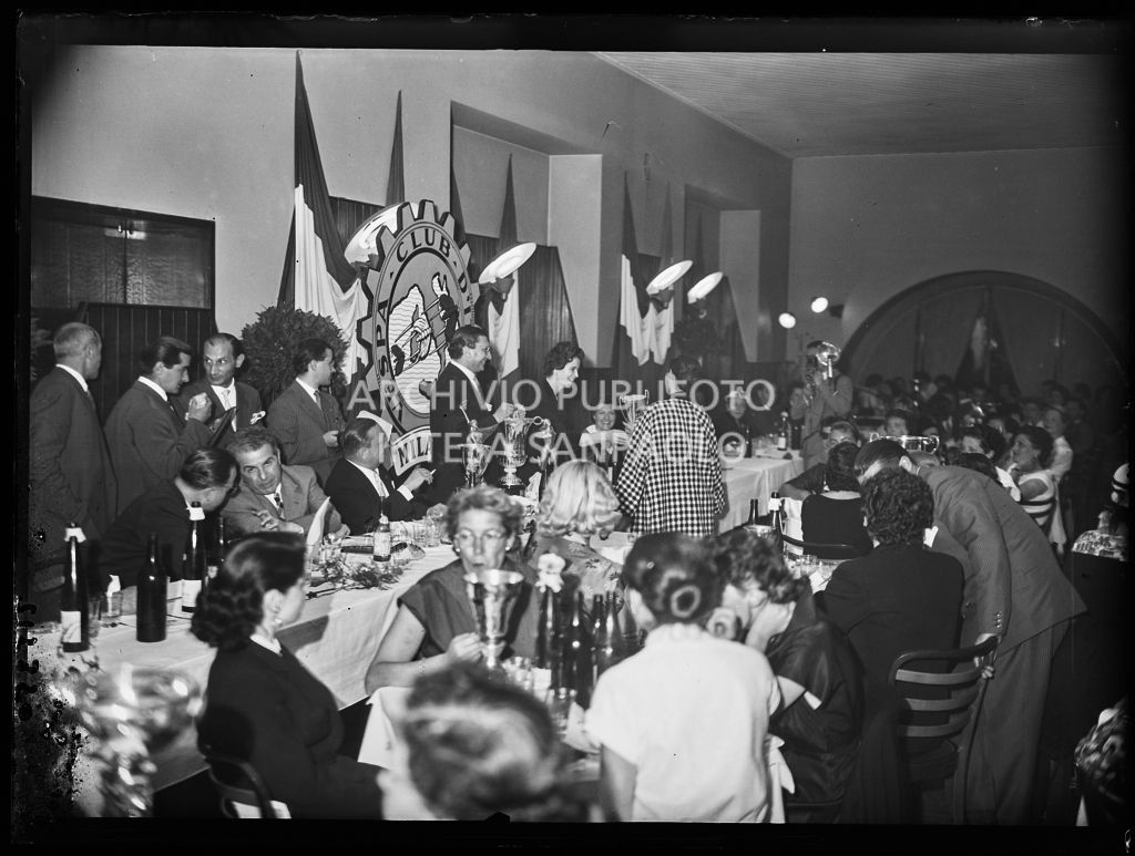 Premiazione delle vincitrici della terza edizione dell'Audax internazionale vespistico femminile durante il banchetto organizzato dal Vespa Club Milano<br>215350