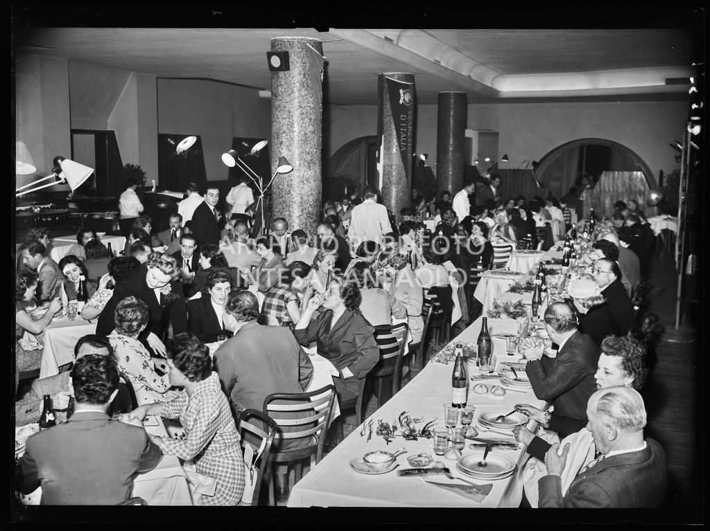 Banchetto organizzato dal Vespa Club Milano per la premiazione della terza edizione dell'Audax internazionale vespistico femminile<br>215351