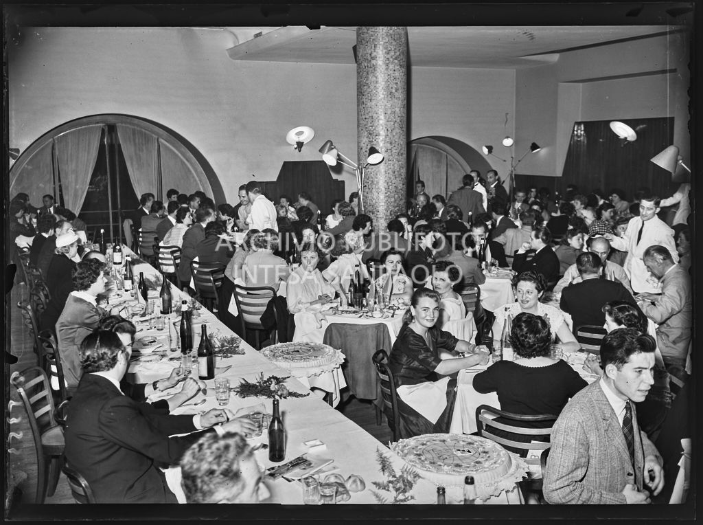 Banchetto organizzato dal Vespa Club Milano per la premiazione della terza edizione dell'Audax internazionale vespistico femminile<br>215353