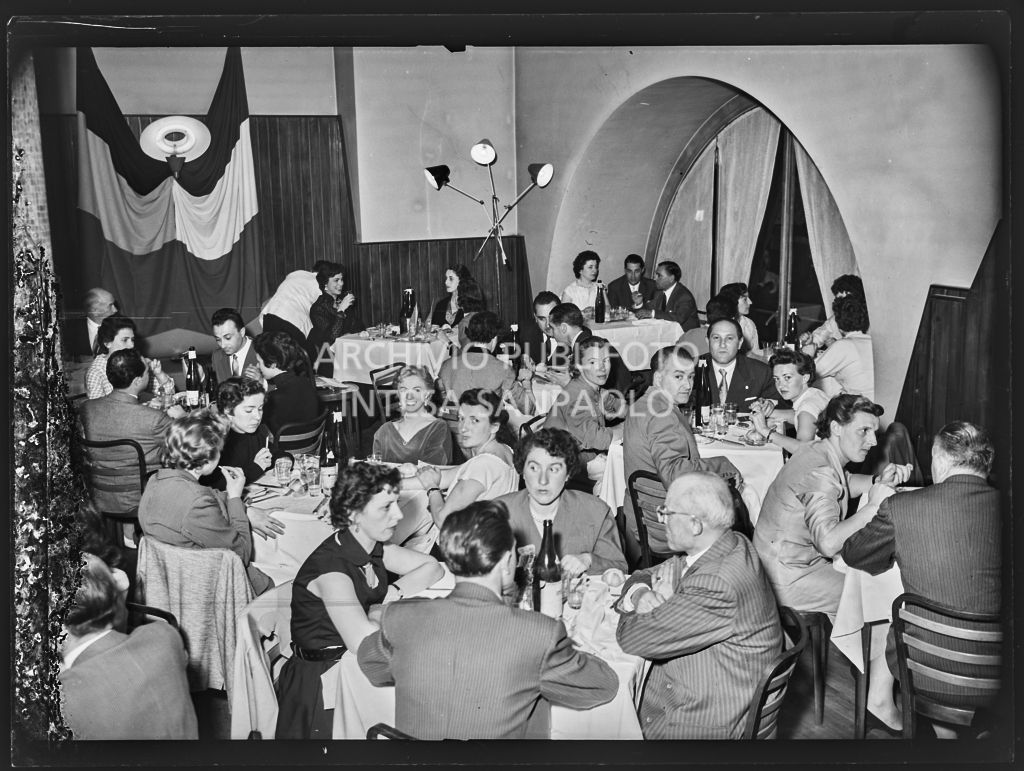 Banchetto organizzato dal Vespa Club Milano per la premiazione della terza edizione dell'Audax internazionale vespistico femminile<br>215355