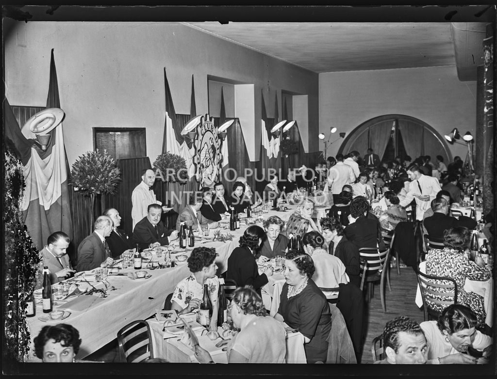 Banchetto organizzato dal Vespa Club Milano per la premiazione della terza edizione dell'Audax internazionale vespistico femminile<br>215357