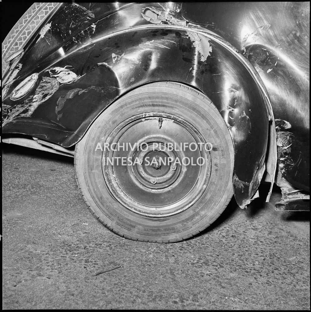 Danni alla carrozzeria di un'automobile in seguito a un incidente avvenuto a Milano<br>215414