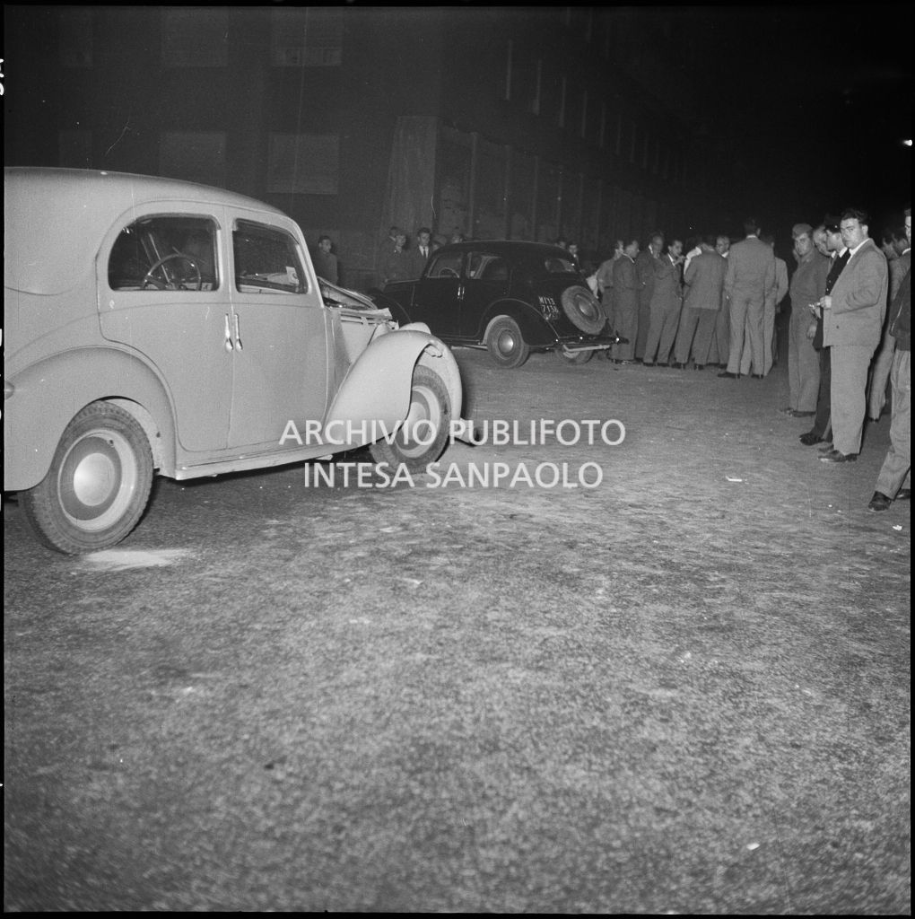 Folla di curiosi sul luogo dove è avvenuto un Incidente automobilistico nella notte a Milano<br>215415