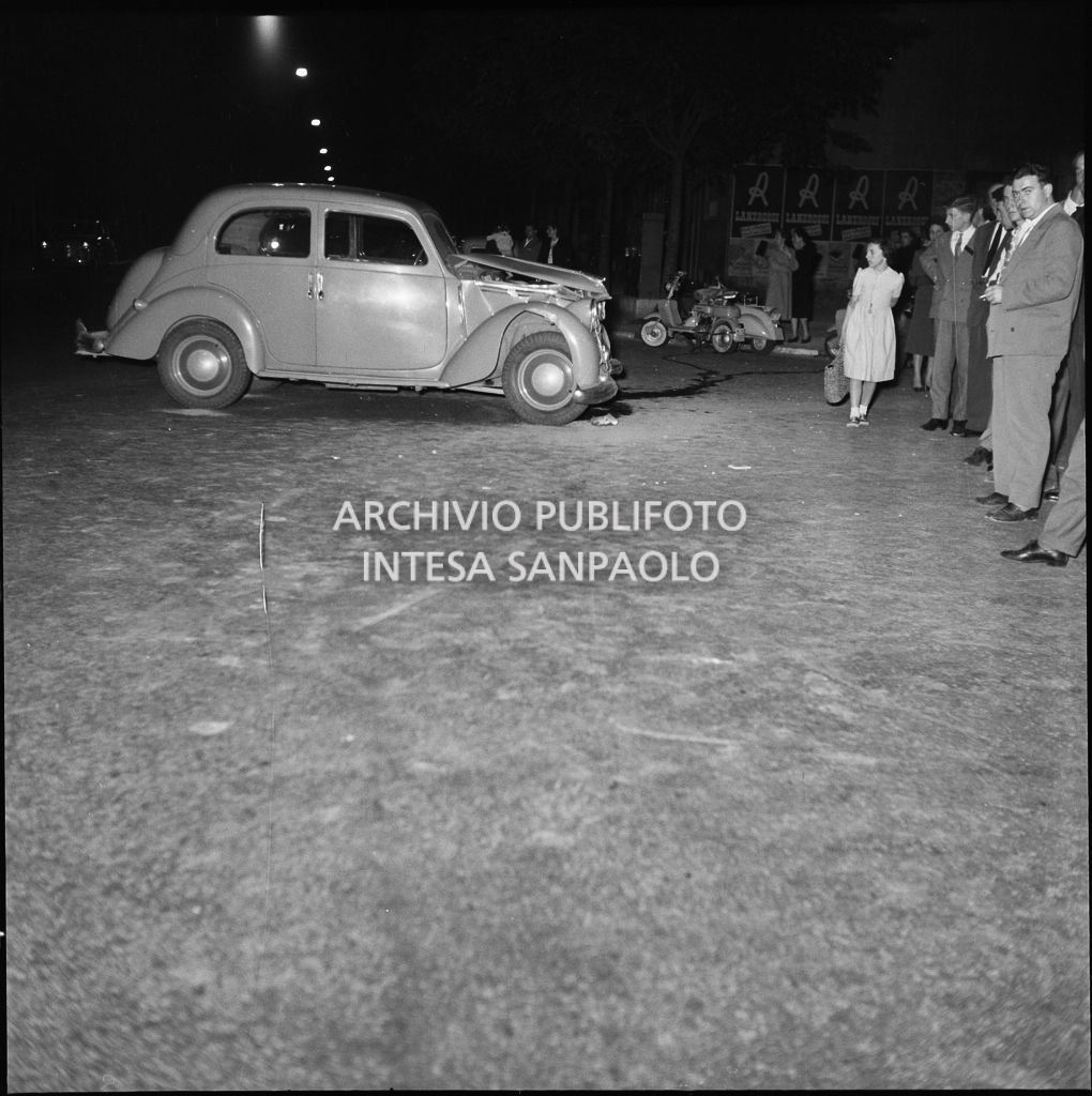 Danni subiti da un'automobile a seguito di un incidente avvenuto nella notte a Milano<br>215416