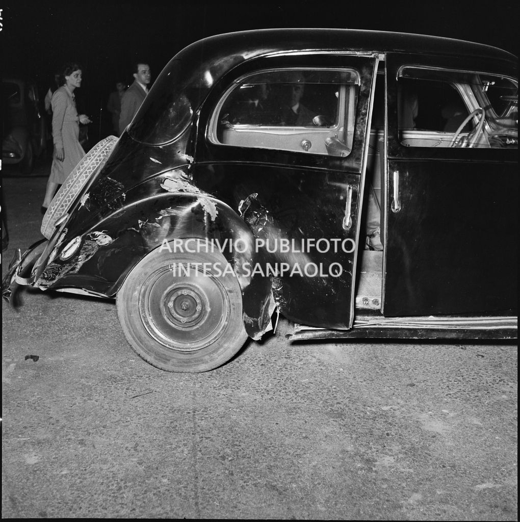 Danni subiti da un'automobile a seguito di un incidente avvenuto nella notte a Milano<br>215417