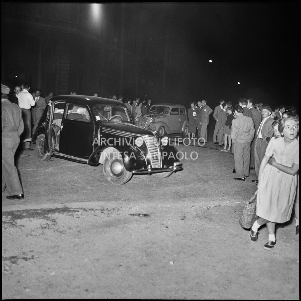 Folla di curiosi sul luogo dove è avvenuto un Incidente automobilistico nella notte a Milano<br>215418