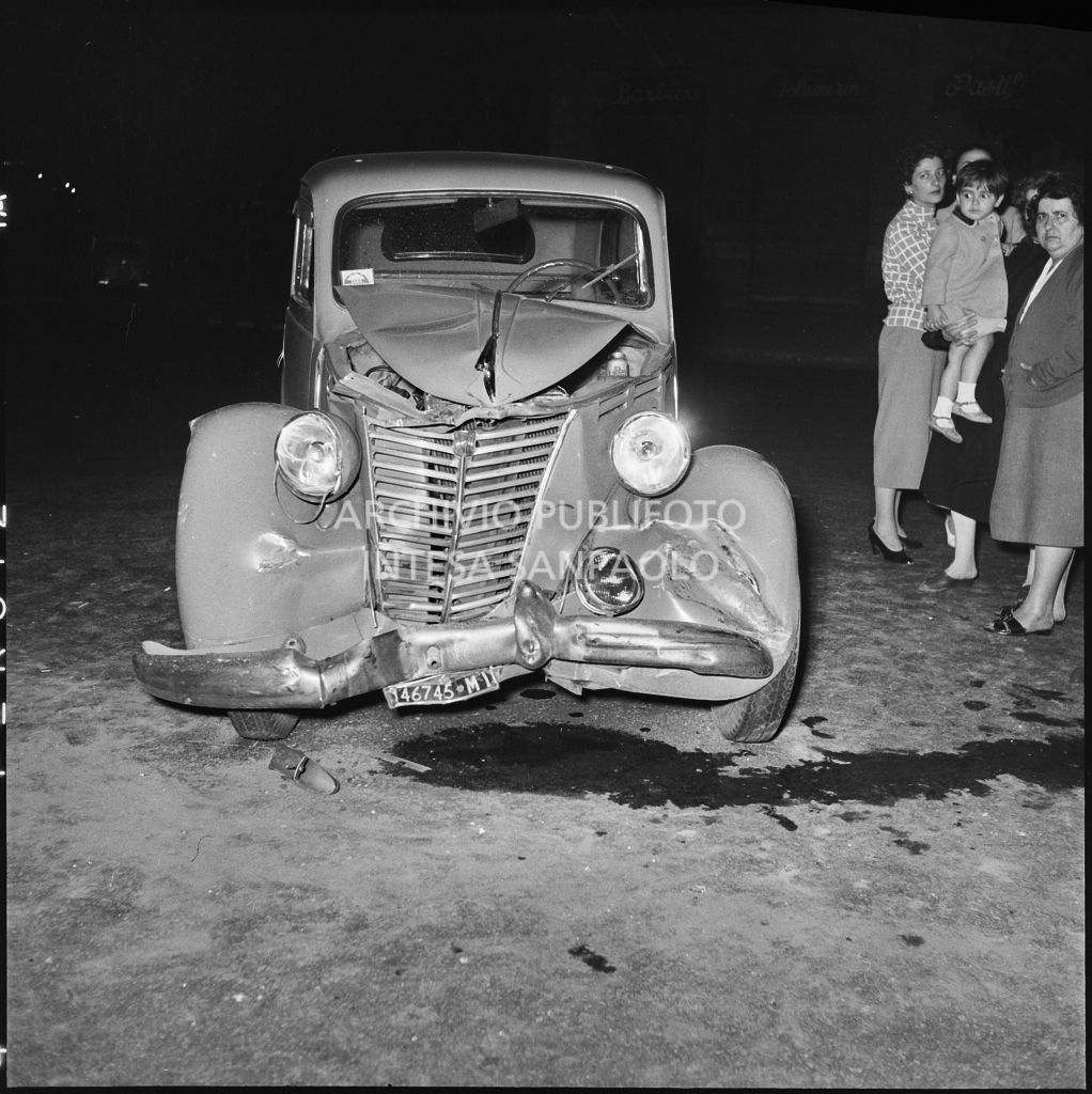 Danni subiti da un'automobile a seguito di un incidente avvenuto nella notte a Milano<br>215419