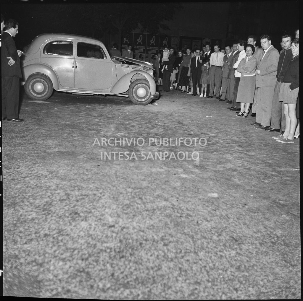 Folla di curiosi sul luogo dove è avvenuto un Incidente automobilistico nella notte a Milano<br>215420