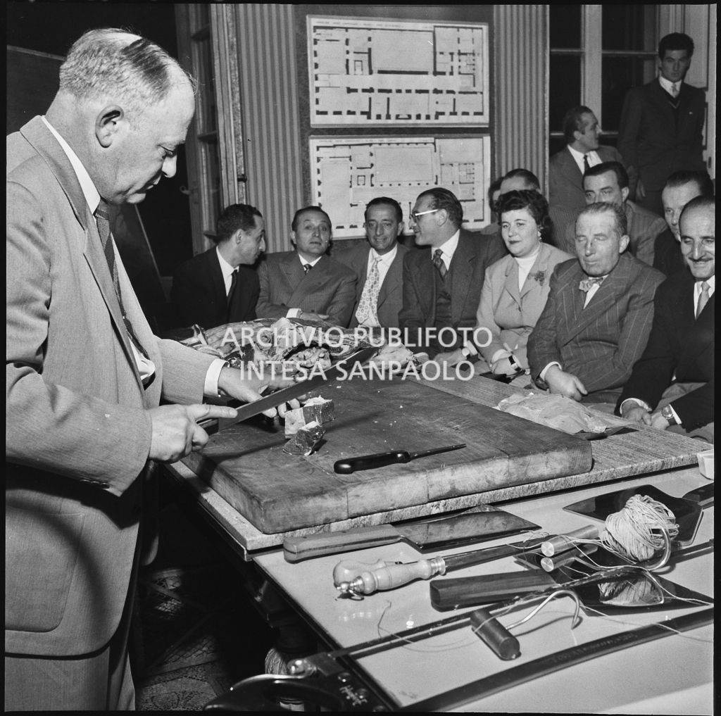 Dimostrazione del taglio della carne in occasione di un incontro dell'Unione Commercianti di Milano<br>215421