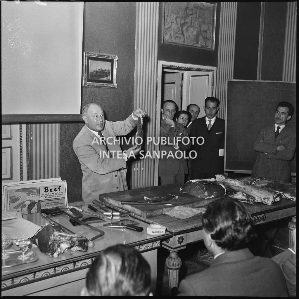 Un uomo mostra una bistecca in occasione di un incontro dell'Unione Commercianti di Milano<br>215422