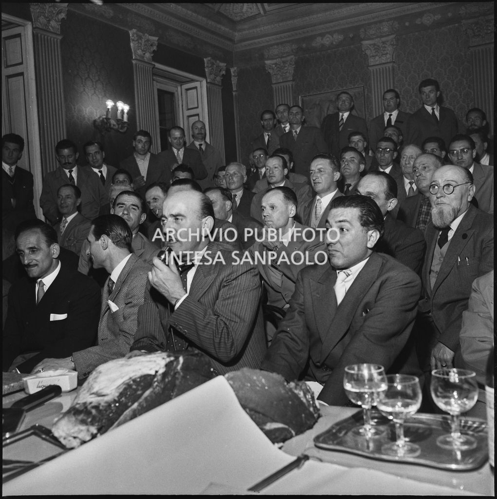 Pubblico a un incontro dell'Unione Commercianti di Milano durante una dimostrazione sul taglio della carne<br>215423