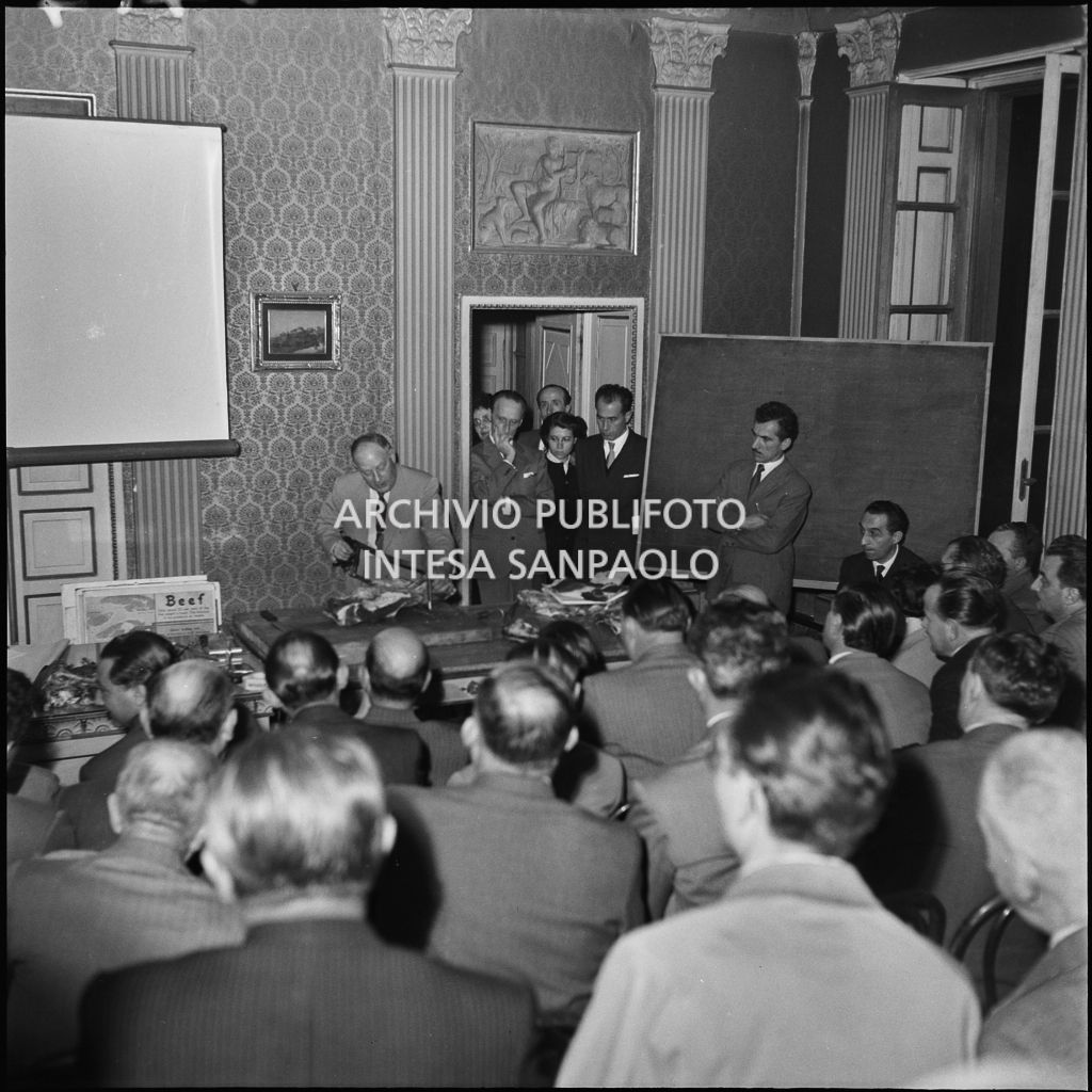 Dimostrazione del taglio della carne con una sega in occasione di un incontro dell'Unione Commercianti di Milano<br>215424