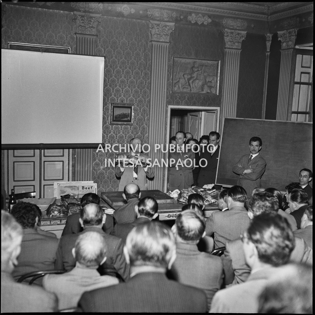 Un uomo mostra un arrotolato della carne in occasione di un incontro dell'Unione Commercianti di Milano<br>215425