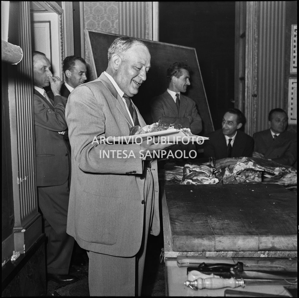 Un uomo tiene in mano della carne in occasione di un incontro dell'Unione Commercianti di Milano<br>215426