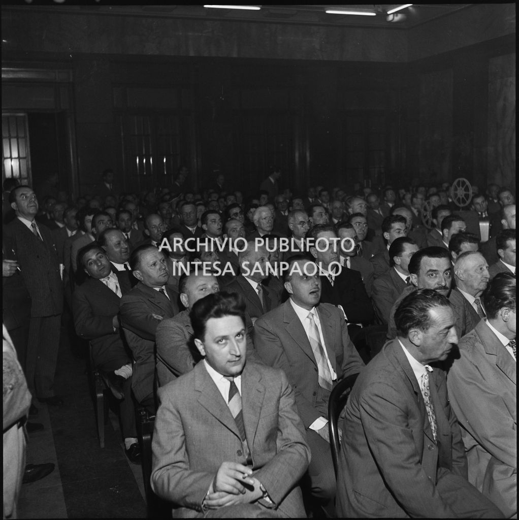 Pubblico a un incontro in merito agli spetti di vendita dell'Unione Commercianti di Milano<br>215427